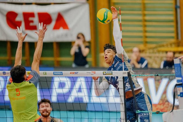 VOLLEYBALL - Coppa Pallavolo Senza Confini HARTBERG,AUSTRIA,01.OCT.26 - VOLLEYBALL - Coppa Pallavolo Senza Confini, TSV Hartberg vs Verona Volley. Image shows Kellian Motta Paes (Verona) and Daniel Ratz-Michal (Hartberg).  GEPAxpictures xRomanxKoenigshofer