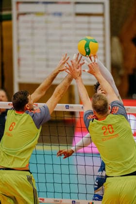 VOLLEYBALL - Coppa Pallavolo Senza Confini HARTBERG,AUSTRIA,01.OCT.26 - VOLLEYBALL - Coppa Pallavolo Senza Confini, TSV Hartberg vs Verona Volley. Image shows Marco Vitelli, Paul Buchegger (Verona) and Daniel Ratz-Michal (Hartberg).  GEPAxpictures xRomanxKoenigshofer
