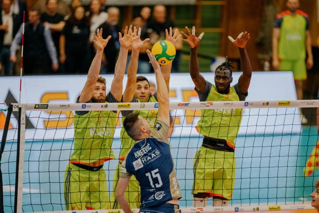 VOLLEYBALL - Coppa Pallavolo Senza Confini HARTBERG,AUSTRIA,01.OCT.26 - VOLLEYBALL - Coppa Pallavolo Senza Confini, TSV Hartberg vs Verona Volley. Image shows Dorde Knezevic (Hartberg) and Noumory Keita (Verona).  GEPAxpictures xRomanxKoenigshofer