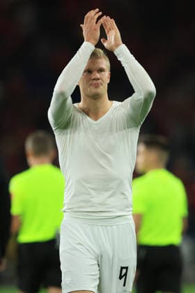 Wales v Norway - UEFA Nations League 2026 27 Group A4 MD3 Erling Haaland of Norway applauds the fans after the UEFA Nations League 2026 27 group phase match between Wales and Norway at Cardiff City Stadium on October 1, 2026 in Cardiff, Wales. Cardiff Cardiff City Stadium Wales United Kingdom Copyright: xAllstarxPicturexLibraryxLtdx