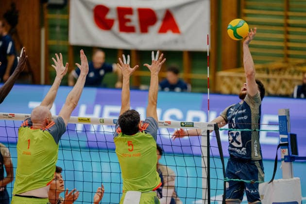 VOLLEYBALL - Coppa Pallavolo Senza Confini HARTBERG,AUSTRIA,01.OCT.26 - VOLLEYBALL - Coppa Pallavolo Senza Confini, TSV Hartberg vs Verona Volley. Image shows Aiden Zingel, Kellian Motta Paes (Verona) and Clemens Ecker (Hartberg).  GEPAxpictures xRomanxKoenigshofer