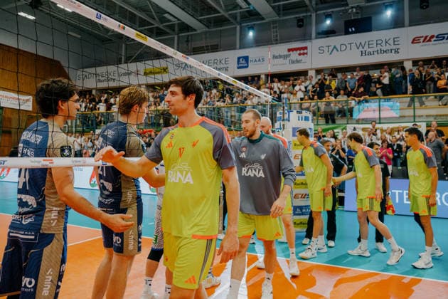 VOLLEYBALL - Coppa Pallavolo Senza Confini HARTBERG,AUSTRIA,01.OCT.26 - VOLLEYBALL - Coppa Pallavolo Senza Confini, TSV Hartberg vs Verona Volley. Image shows both teams and the fans.  GEPAxpictures xRomanxKoenigshofer