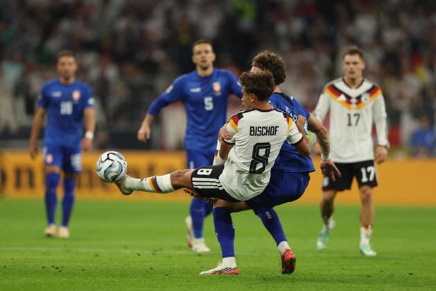 MUNICH, GERMANY - OCTOBER 01: Tom Bischof of Germany national team, Nationalteam battles for the ball during the UEFA Nations League 2026 27 League A match between Germany and Serbia at Allianz Arena on October 01, 2026 in Munich, Germany. Germany National team v Serbia National team Copyright: xx