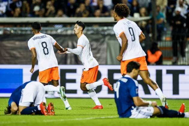 THESSALONIKI - Tijjani Reijnders of the Netherlands (m) receives congratulations from Ryan Gravenberch of the Netherlands after scoring the 2-2 equalizer during the UEFA Nations League match between Greece and the Netherlands at Toumba Stadium on October 1, 2026, in Greece. KOEN VAN WEEL ANP xVIxANPxSportx xxANPxIVx 571102577 originalFilename: 571102577