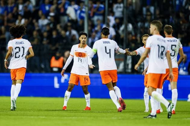 THESSALONIKI - Tijjani Reijnders of the Netherlands (mr) receives congratulations from Virgil van Dijk of the Netherlands after scoring the 2-2 equalizer during the UEFA Nations League match between Greece and the Netherlands at Toumba Stadium on October 1, 2026, in Greece. KOEN VAN WEEL ANP xVIxANPxSportx xxANPxIVx 571102651 originalFilename: 571102651