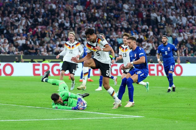 October 1, 2026, GER, Soccer, Men s, UEFA Nations League International Match, League A, Matchday 3, Germany vs. Serbia: Djordje Petrovic (Serbia 1), left: Aleksandar Pavlovic (Germany 5), center: Strahinja Erakovic (Serbia 16), right: DFB and DFL regulations prohibit any use of photographs as image sequences and or quasi-video. Munich, Allianz Arena, Bayern Munich, Germany Copyright: xNordphoto Schneiderx