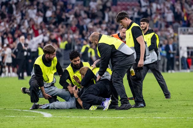 Security personnel apprehend a streaker on the field after the end of the GER vs. Serbia soccer match, UEFA Nations League, League A, Matchday 3, 2026–2027 season, October 1, 2026 DFL DFB REGULATIONS PROHIBIT ANY USE OF PHOTOGRAPHS as IMAGE SEQUENCES and or QUASI-VIDEO Photo: HMB Media, Heike Feiner Copyright: HMBxMedia HeikexFeiner