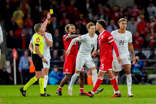 Soccer, Nations League: Wales vs. Norway, Cardiff, Wales 20261001 Referee Alejandro Hernandez issues a yellow card during the international soccer match between Wales and Norway in the Nations League at Cardiff City Stadium. Photo: Lise Aserud, NTB, Cardiff, Wales. EDITORIAL USE ONLY. RESTRICTED USE FOR BETTING COMPANIES.  Copyright: xLisexAserudxx xNTBx
