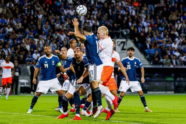 THESSALONIKI - Mexx Meerdink of the Netherlands battles for possession with Manolis Saliakas of Greece during the UEFA Nations League match between Greece and the Netherlands at the Toumba Stadium on 1 October 2026 in Thessaloniki, Greece. MARCEL TER BALS ANP UEFA Nations League 2026 27 xVIxANPxSportx xMarcelxterxBalsxIVx 571107334 originalFilename: 571107334.jpg