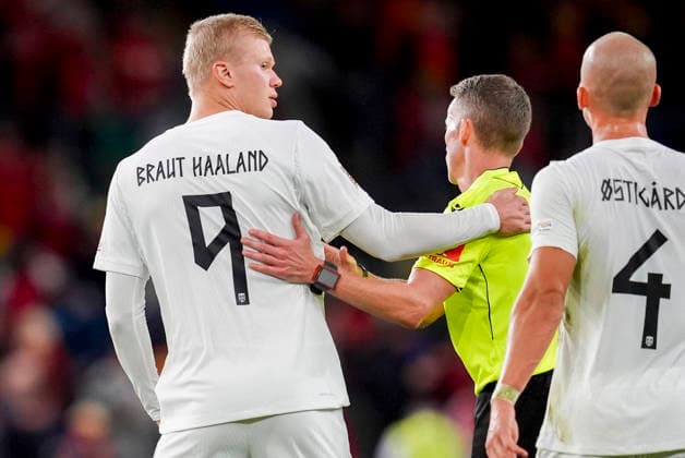 Soccer, Nations League: Wales vs. Norway, Nations League, Cardiff, Wales 20261001 Norway’s Erling Braut Haaland and referee Alejandro Hernandez during the international soccer match between Wales and Norway in the Nations League at Cardiff City Stadium. Photo: Lise Aserud, NTB, Cardiff, Wales. EDITORIAL USE ONLY. RESTRICTED USE FOR BETTING COMPANIES.  Copyright: xLisexAserudxx xNTBx