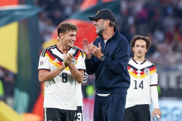 Tom Bischof (8, Germany) and head coach Jürgen Klopp (Germany) celebrate after the home win, with Mika Baur (14, Germany), Germany vs. Serbia, soccer, DFL, DFB, UEFA Nations League, 2026–2027 season, group stage, Group B, Matchday 3 of 6, October 1, 2026, Munich, Bavaria, Germany Copyright: xkolbert-press MartinxAgüerax