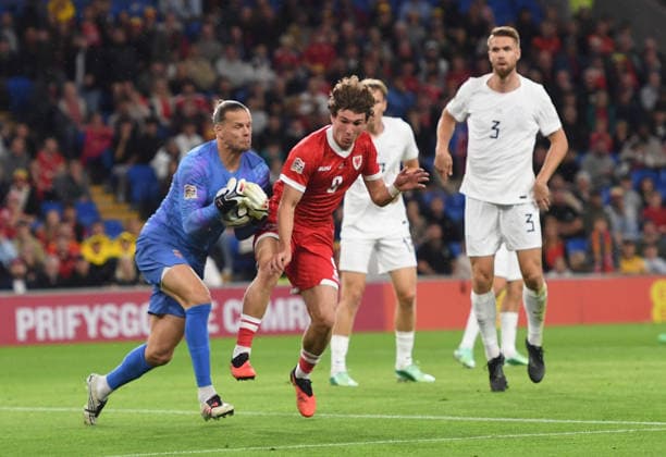 Cardiff, Wales, October 1st 2026 Lewis Koumas of Wales puts goalkeeper Orjan Nyland of Norway under pressure during the 2027 UEFA Nations league-league phase-Group A4 between Wales and Norway at Cardiff City stadium (Photo by Jeff Thomas Sports Press Photo) Copyright: xJeffxThomas SportsxPressxPhotox Sportspressphoto_SPR243462