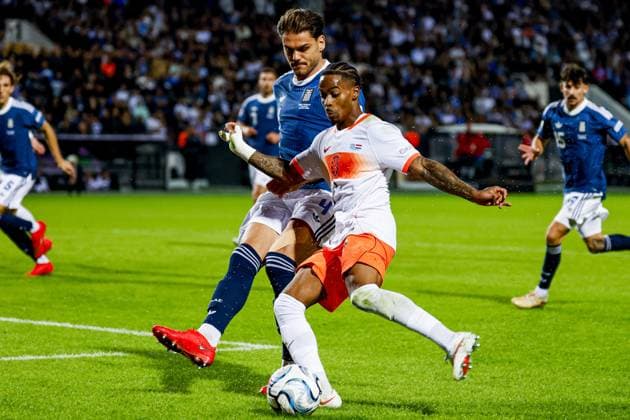 THESSALONIKI - Crysencio Summerville of the Netherlands passes the ball under pressure from Ntinos Mavropanos of Greece during the UEFA Nations League match between Greece and the Netherlands at the Toumba Stadium on 1 October 2026 in Thessaloniki, Greece. MARCEL TER BALS ANP UEFA Nations League 2026 27 xVIxANPxSportx xMarcelxterxBalsxIVx 571108441 originalFilename: 571108441.jpg