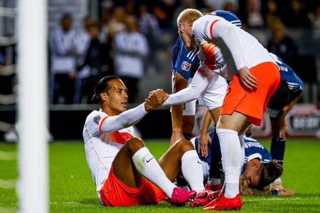 THESSALONIKI - Mexx Meerdink of the Netherlands helps Virgil van Dijk of the Netherlands stand up during the UEFA Nations League match between Greece and the Netherlands at the Toumba Stadium on 1 October 2026 in Thessaloniki, Greece. MARCEL TER BALS ANP UEFA Nations League 2026 27 xVIxANPxSportx xMarcelxterxBalsxIVx 571108516 originalFilename: 571108516.jpg