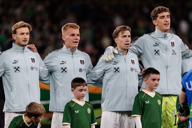 SOCCER - NL, IRL vs AUT DUBLIN,IRELAND,01.OCT.26 - SOCCER - UEFA Nations League, OEFB international match, Länderspiel, Nationalmannschaft Ireland vs Austria. Image shows Stefan Posch, Philipp Lienhart, David Affengruber and Florian Wiegele (AUT) during the hymn.  GEPAxpictures xArminxRauthner