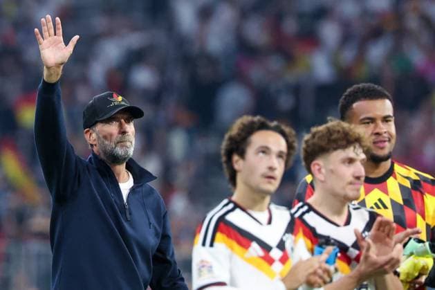 Head Coach Jürgen Klopp (Germany), Mika Baur (14, Germany), Philipp Treu (13, Germany), and goalkeeper Noah Atubolu (21, Germany) thank the fans after the final whistle, Germany vs. Serbia, soccer, DFL, DFB, UEFA Nations League, 2026–2027 season, group stage, Group B, Matchday 3 of 6, October 1, 2026, Munich, Bavaria, Germany Copyright: xkolbert-press MartinxAgüerax