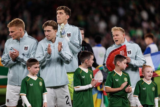 SOCCER - NL, IRL vs AUT DUBLIN,IRELAND,01.OCT.26 - SOCCER - UEFA Nations League, OEFB international match, Länderspiel, Nationalmannschaft Ireland vs Austria. Image shows Philipp Lienhart, David Affengruber, Florian Wiegele and Xaver Schlager (AUT) during the hymn.  GEPAxpictures xArminxRauthner