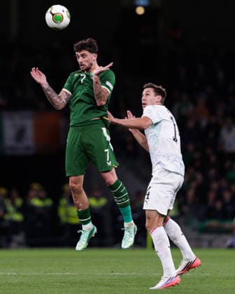 SOCCER - NL, IRL vs AUT DUBLIN,IRELAND,01.OCT.26 - SOCCER - UEFA Nations League, OEFB international match, Länderspiel, Nationalmannschaft Ireland vs Austria. Image shows Troy Parrott (IRL) and Maximilian Woeber (AUT).  GEPAxpictures xArminxRauthner
