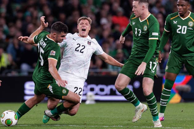 SOCCER - NL, IRL vs AUT DUBLIN,IRELAND,01.OCT.26 - SOCCER - UEFA Nations League, OEFB international match, Länderspiel, Nationalmannschaft Ireland vs Austria. Image shows John Egan (IRL) and Alexander Prass (AUT).  GEPAxpictures xArminxRauthner