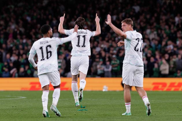 SOCCER - NL, IRL vs AUT DUBLIN,IRELAND,01.OCT.26 - SOCCER - UEFA Nations League, OEFB international match, Länderspiel, Nationalmannschaft Ireland vs Austria. Image shows the rejoicing of Phillipp Mwene, Michael Gregoritsch and Alexander Prass (AUT).  GEPAxpictures xArminxRauthner
