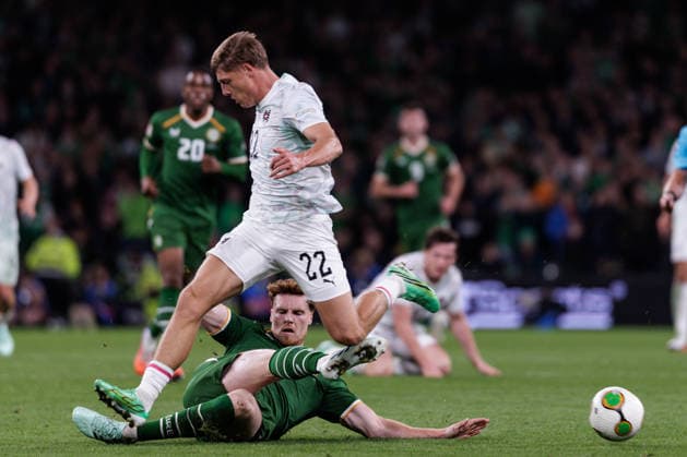 SOCCER - NL, IRL vs AUT DUBLIN,IRELAND,01.OCT.26 - SOCCER - UEFA Nations League, OEFB international match, Länderspiel, Nationalmannschaft Ireland vs Austria. Image shows Jake O Brien (IRL) and Alexander Prass (AUT).  GEPAxpictures xArminxRauthner