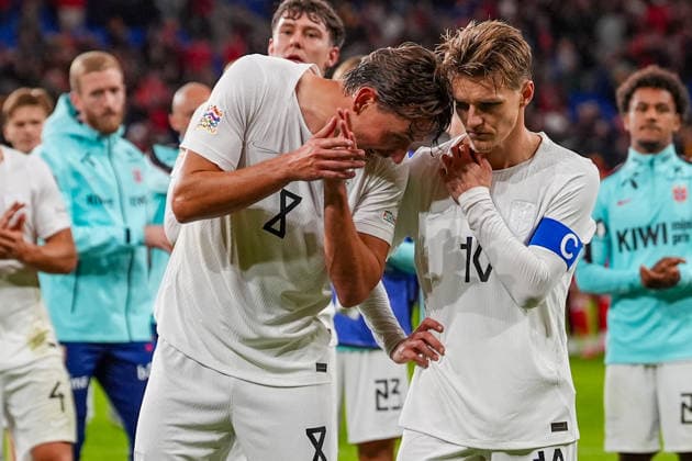 Soccer, Nations League: Wales vs. Norway, Nations League, Cardiff, Wales 20261001 Norway’s Martin Ødegaard and Sander Berge after the international soccer match between Wales and Norway in the Nations League at Cardiff City Stadium. Photo: Lise Aserud, NTB, Cardiff, Wales. EDITORIAL USE ONLY. RESTRICTED USE FOR BETTING COMPANIES  Copyright: xLisexAserudxx xNTBx