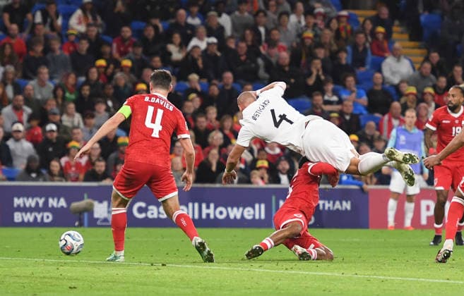 Cardiff, Wales, October 1st 2026 Leo Ostigard of Norway and Ben Davies of Wales battle to get to the ball during the 2027 UEFA Nations league-league phase-Group A4 between Wales and Norway at Cardiff City stadium (Photo by Jeff Thomas Sports Press Photo) Copyright: xJeffxThomas SportsxPressxPhotox Sportspressphoto_SPR243472