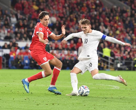 Cardiff, Wales, October 1st 2026 Martin Odegaard of Norway about to be challenged by Daniel James of Wales during the 2027 UEFA Nations league-league phase-Group A4 between Wales and Norway at Cardiff City stadium (Photo by Jeff Thomas Sports Press Photo) Copyright: xJeffxThomas SportsxPressxPhotox Sportspressphoto_SPR243476