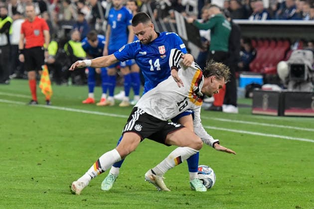 From left: Andrija Zivkovic (Serbia, 14) and Maximilian Mittelstädt (Germany, 18) in a one-on-one battle. January 10, 2026 ¢ Soccer ¢ Nations League ¢ Germany vs. Serbia, Allianz Arena, Munich, Bavaria, Germany Copyright: xpepphotox xSaschaxWeizx pep00321, pep_20261001_hm