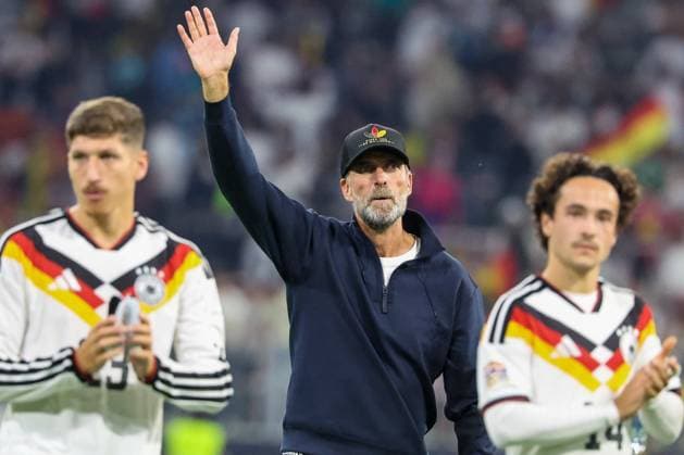 Vitaly Janelt, 23, Germany; head coach Jürgen Klopp, Germany; and Mika Baur, 14, Germany, thank the fans; Germany vs. Serbia; soccer; DFL; DFB, UEFA Nations League, 2026–2027 season, group stage, Group B, Matchday 3 of 6, October 1, 2026, Munich, Bavaria, Germany Copyright: xkolbert-press MartinxAgüerax