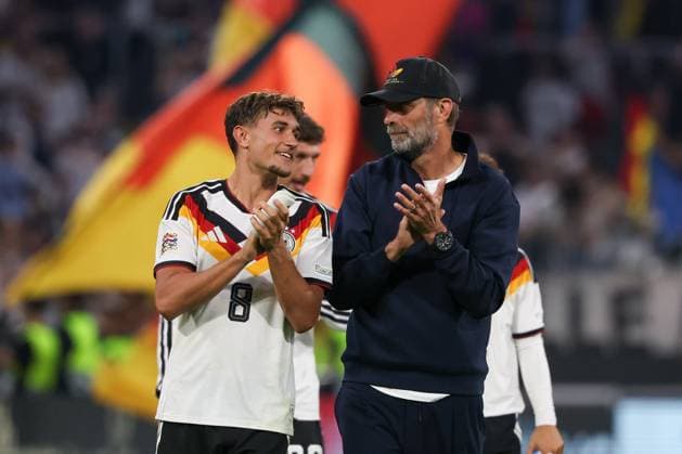 Tom Bischof 8 Germany and head coach Jürgen Klopp of Germany thank the fans after the game for their support and enthusiasm, Germany vs. Serbia, soccer, DFL, DFB, UEFA Nations League, 2026–2027 season, group stage, Group B, Matchday 3 of 6, October 1, 2026, Munich, Bavaria, Germany Copyright: xkolbert-press MartinxAgüerax
