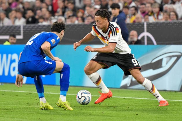 From left: Kosta Nedeljkovic (Serbia 2) and Derry Scherhant (Germany) in a one-on-one battle. January 10, 2026 ¢ Soccer ¢ Nations League ¢ Germany vs. Serbia, Allianz Arena, Munich, Bavaria, Germany Copyright: xpepphotox xSaschaxWeizx pep00321, pep_20261001_hm