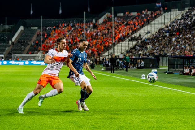 THESSALONIKI l Netherlands forward Ruben van Bommel and Greece defender Manolis Saliakas during the UEFA Nations League match between Greece and the Netherlands at Toumba Stadium on October 1, 2026, in Thessaloniki, Greece. Photo by DeFodi Images