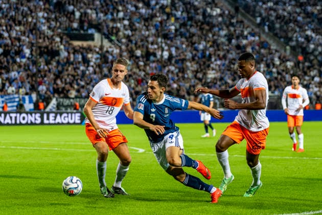 THESSALONIKI l Netherlands midfielder Joey Veerma, Greece forward Tasos Douvikas, and Netherlands defender Denzel Dumfries during the UEFA Nations League match between Greece and the Netherlands at Toumba Stadium on October 1, 2026, in Thessaloniki, Greece. Photo by DeFodi Images