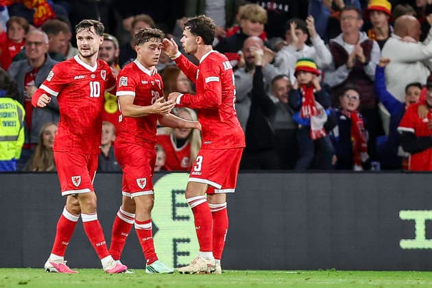 Wales v Norway - UEFA Nations League 2026 27 Group A4 MD3 20 Dan James of Wales (centre) is congratulated for the goal during the UEFA Nations League Group 4 match between Wales and Norway at the Cardiff City Stadium in Cardiff, on October 1, 2026. Cardiff South Glamorgan United Kingdom  Copyright: xMIxNewsx originalFilename:fletcher-walesvsn261001_np20p.jpg