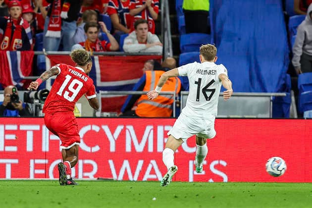 Wales v Norway - UEFA Nations League 2026 27 Group A4 MD3 19 Sorba Thomas of Wales attacks the ball as 16 Marcus Holmgren Pedersen of Norway moves to challenge during the UEFA Nations League Group 4 match between Wales and Norway at the Cardiff City Stadium in Cardiff, on October 1, 2026. Cardiff South Glamorgan United Kingdom  Copyright: xMIxNewsx originalFilename:fletcher-walesvsn261001_npp40.jpg