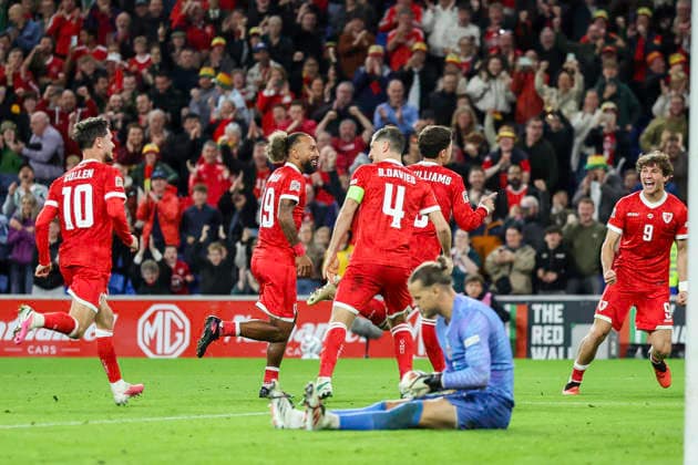 Wales v Norway - UEFA Nations League 2026 27 Group A4 MD3 Wales players celebrate a goal scored by Neco Williams, who points to teammate Lewis Koumas, during the UEFA Nations League Group 4 match between Wales and Norway at the Cardiff City Stadium in Cardiff, Wales, on October 1, 2026. Cardiff South Glamorgan United Kingdom  Copyright: xMIxNewsx originalFilename:fletcher-walesvsn261001_npQcx.jpg