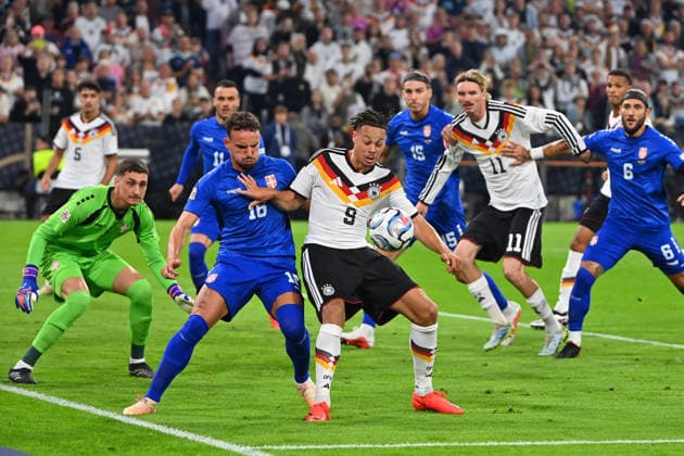 Derry SCHERHANT (GER) in action, a one-on-one duel against Strahinja ERAKOVIC (SRB) in the penalty area during the UEFA Nations League group stage, Group B, Matchday 3: Germany (GER) vs. Serbia (SRB), 2–0 on October 1, 2026, at the Allianz Arena