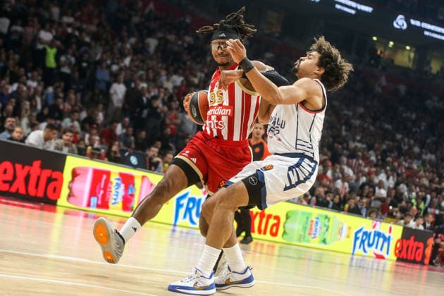Crvena Zvezda v Anadolu Efes - EuroLeague BELGRADE, SERBIA - OCTOBER 1: Collin Malcolm (17) of Anadolu Efes in action against Chima Moneke (95) of Crvena Zvezda during the EuroLeague basketball match between Crvena Zvezda and Anadolu Efes at Belgrade Arena in Belgrade, Serbia, on October 1, 2026. Filip Stevanovic Anadolu Belgrade Serbia. Editorial use only. Please get in touch for any other usage.  Copyright: x2026xAnadoluxFilipxStevanovicx