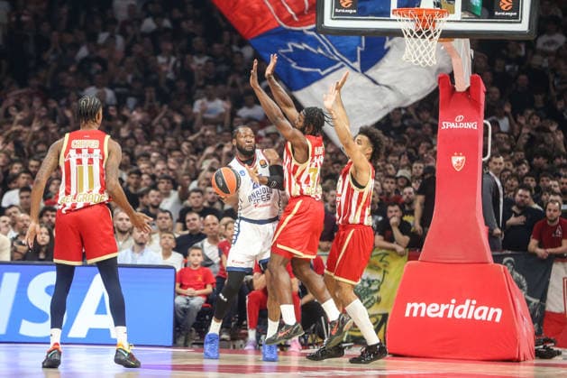 Crvena Zvezda v Anadolu Efes - EuroLeague BELGRADE, SERBIA - OCTOBER 1: Players compete for the ball during the EuroLeague basketball match between Crvena Zvezda and Anadolu Efes at Belgrade Arena in Belgrade, Serbia, on October 1, 2026. Filip Stevanovic Anadolu Belgrade Serbia. Editorial use only. Please get in touch for any other usage.  Copyright: x2026xAnadoluxFilipxStevanovicx