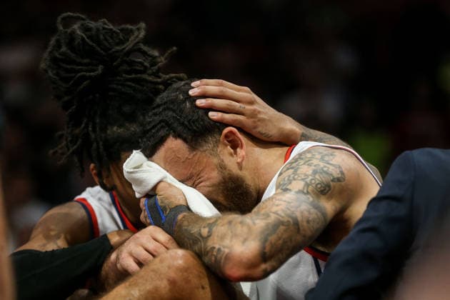 Crvena Zvezda v Anadolu Efes - EuroLeague BELGRADE, SERBIA - OCTOBER 1: Mike James of Anadolu Efes gets an injury during the EuroLeague basketball match between Crvena Zvezda and Anadolu Efes at Belgrade Arena in Belgrade, Serbia, on October 1, 2026. Filip Stevanovic Anadolu Belgrade Serbia. Editorial use only. Please get in touch for any other usage.  Copyright: x2026xAnadoluxFilipxStevanovicx
