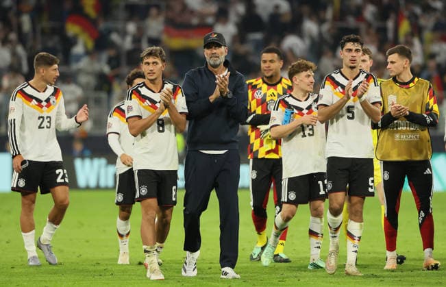 October 1, 2026, Nations League, Germany vs. Serbia, Allianz Arena, Munich, soccer, pictured: Vitaly Janelt (Germany), Tom Bischof (Germany), coach Jürgen Klopp (Germany), Noah Atubolu (Germany), Philipp Treu (Germany), Aleksandar Pavlovic (Germany), and Yannick Engelhardt (Germany) thank their fans