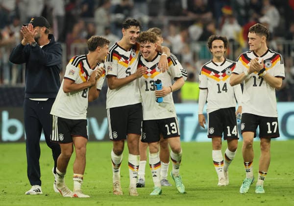 October 1, 2026, Nations League, Germany vs. Serbia, Allianz Arena, Munich, Soccer, Pictured: Coach Jürgen Klopp (Germany), Tom Bischof (Germany), Aleksandar Pavlovic (Germany), Philipp Treu (Germany), Mika Baur (Germany), and Florian Wirtz (Germany) are being celebrated