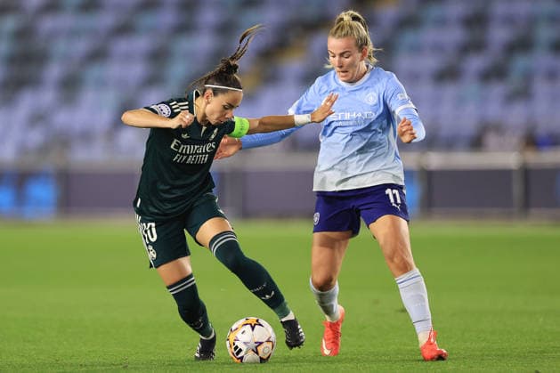 Manchester City Women gegen Real Madrid Women, 1. Oktober 2026, UEFA Women’s Champions League, Gruppenphase: Manchester City gegen Real Madrid. Athenea del Castillo von Real Madrid im Zweikampf mit Lauren Hemp von Manchester City. Foto: Simon Stacpoole. Offside, Manchester, Großbritannien Copyright: xSimonxStacpoolexOffside