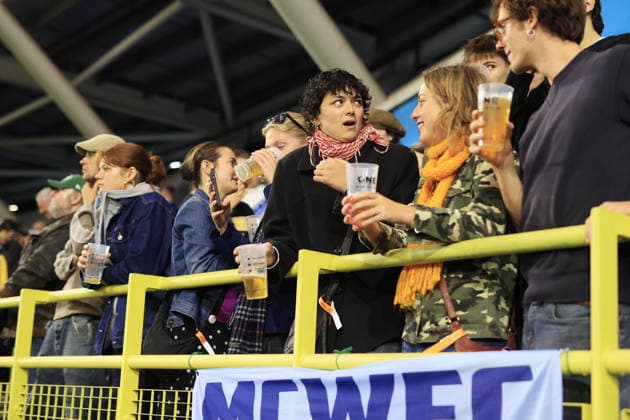 Manchester City Women gegen Real Madrid Women, 1. Oktober 2026, UEFA Women’s Champions League, Gruppenphase, Manchester City gegen Real Madrid: Fans trinken gemeinsam Bier. Foto: Simon Stacpoole, Offside, Manchester, Großbritannien Copyright: xSimonxStacpoolexOffside