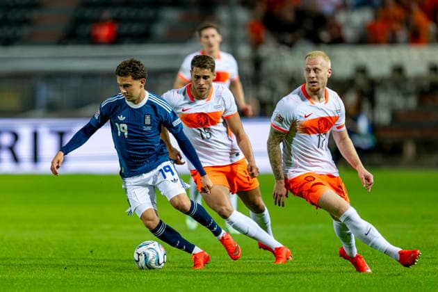 THESSALONIKI l Greek forward Konstantinos Karetsas, Dutch defender Micky van de Ven, and Dutch forward Mexx Meerdink during the UEFA Nations League match between Greece and the Netherlands at Toumba Stadium on October 1, 2026, in Thessaloniki, Greece. Photo by DeFodi Images