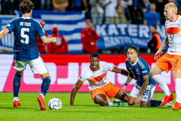 THESSALONIKI l Netherlands defender Denzel Dumfries and Greece defender Kostas Tsimikas during the UEFA Nations League match between Greece and the Netherlands at Toumba Stadium on October 1, 2026, in Thessaloniki, Greece. Photo by DeFodi Images