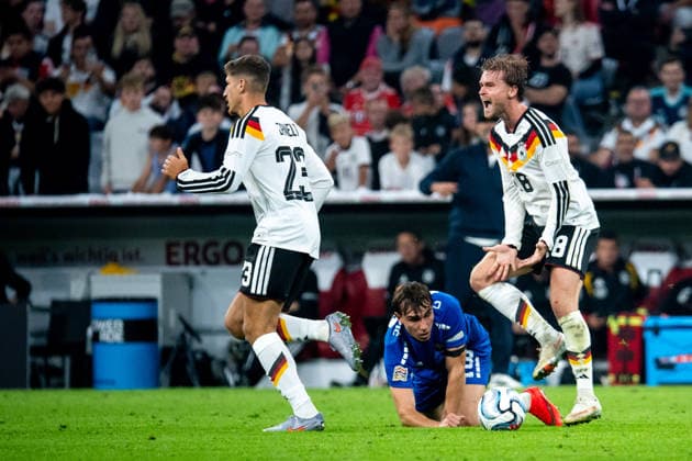 October 1, 2026, GER, Soccer, Men’s, UEFA Nations League International Match, League A, Matchday 3, Germany vs. Serbia: Maximilian Mittelstädt (Germany), 18:00, gesturing; before him, Mihajlo Cvetkovic (Serbia), 18; Vitaly Janelt (Germany), 23; Munich Allianz Arena, Bavaria, Germany Copyright: xNordphoto Memmlerx