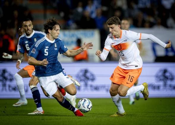 THESSALONIKI - Panagiotis Retsos of Greece, Guus Til of the Netherlands (lr) during the UEFA Nations League match between Greece and the Netherlands at Toumba Stadium on 1 October 2026 in Greece. KOEN VAN WEEL ANP xVIxANPxSportx xxANPxIVx 571123441 originalFilename: 571123441