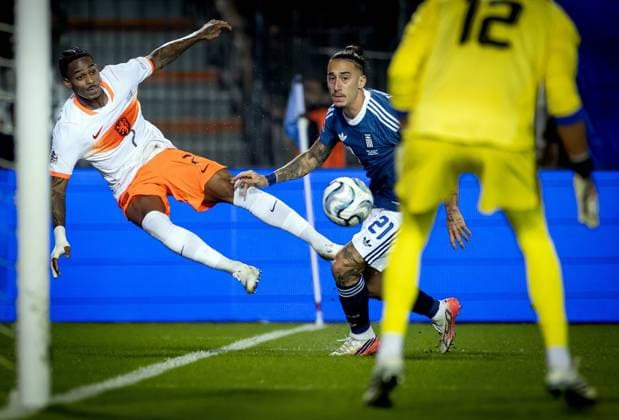 THESSALONIKI - Crysencio Summerville of the Netherlands, Kostas Tsimikas of Greece, goalkeeper Kostas Tzolakism of Greece (lr) during the UEFA Nations League match between Greece and the Netherlands at Toumba Stadium on 1 October 2026 in Greece. KOEN VAN WEEL ANP xVIxANPxSportx xxANPxIVx 571123574 originalFilename: 571123574.jpg